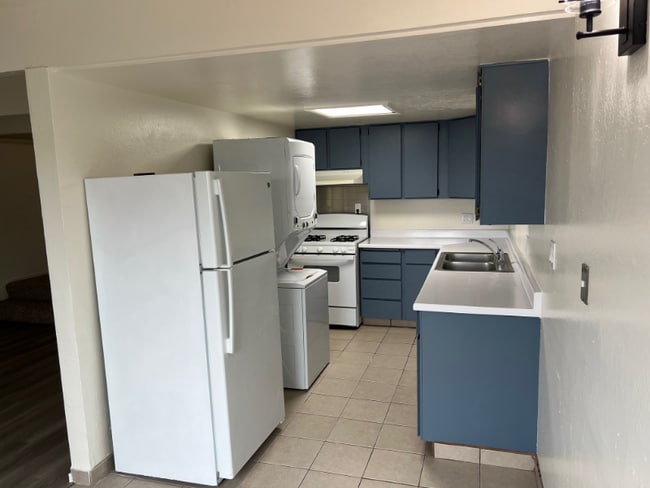 Building Photo - 240 Holly St