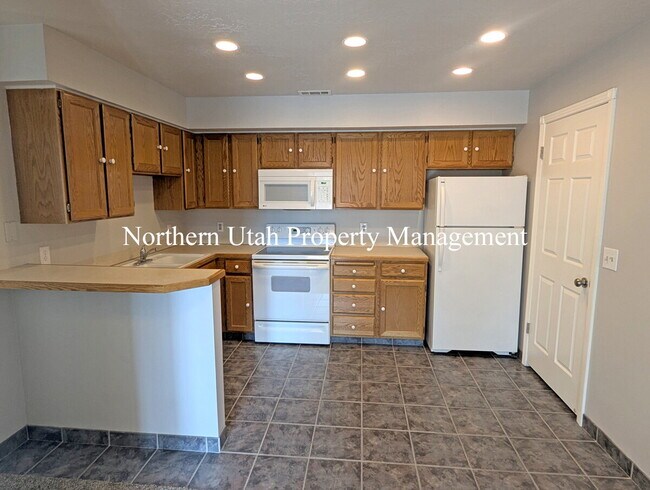 Building Photo - 2 Bed 1 Bath with AC