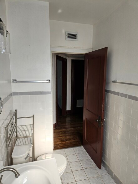 Building Photo - 1745 W 89th St
