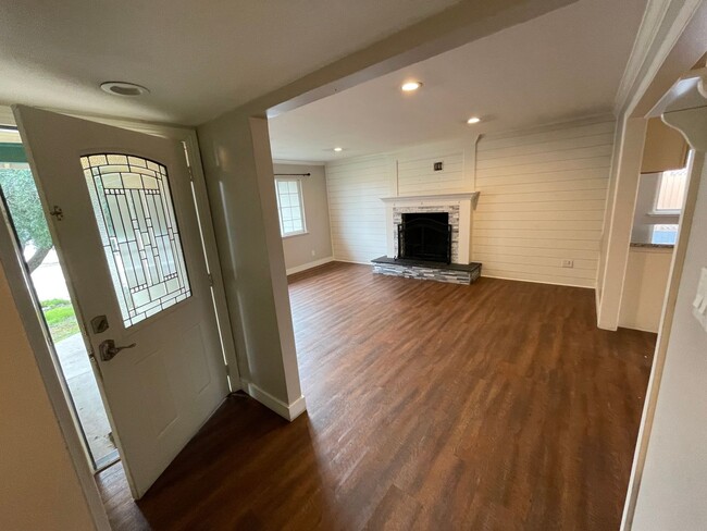 Building Photo - Now Available – Stylish 3-Bed, 2-Bath Home...