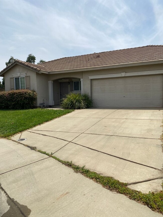 Building Photo - Ione Home near Golf Course