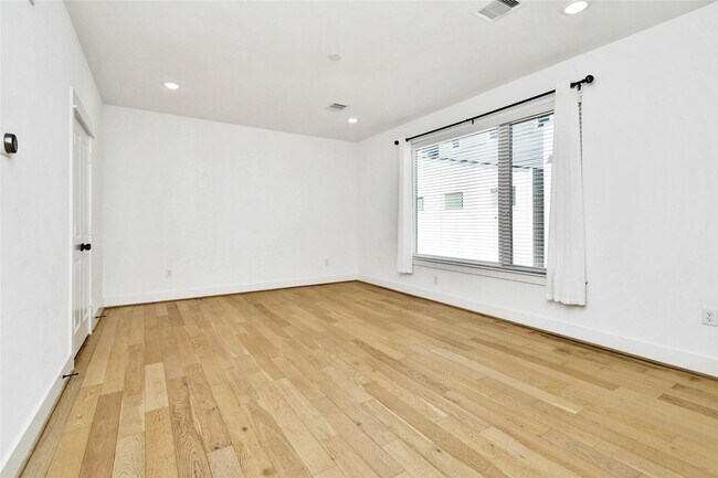 Building Photo - 208 N York St