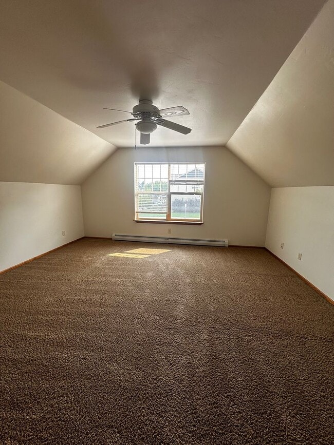 Building Photo - Beautiful 4 bedroom Home located in Centra...