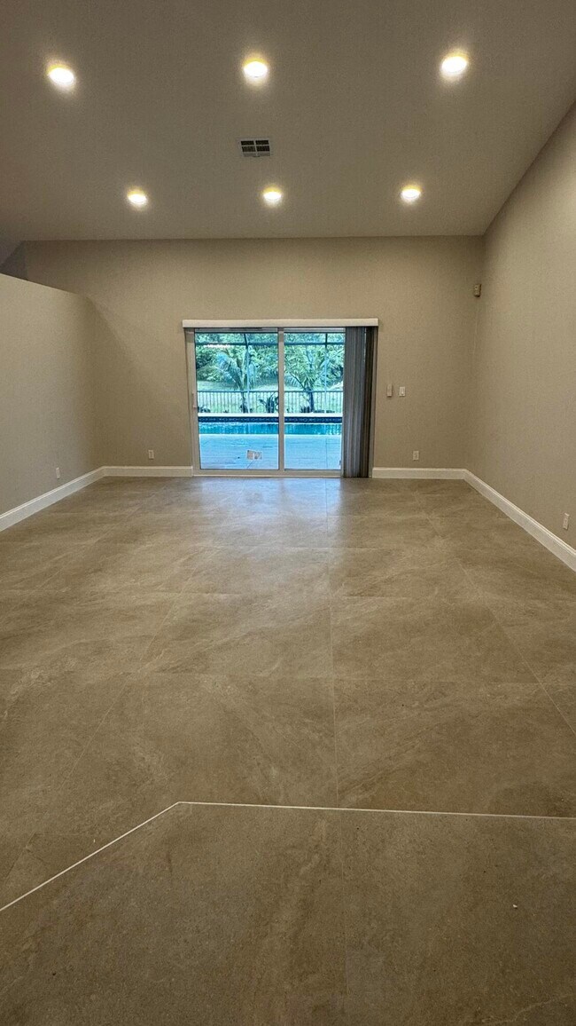 Building Photo - 11822 Island Lakes Ln