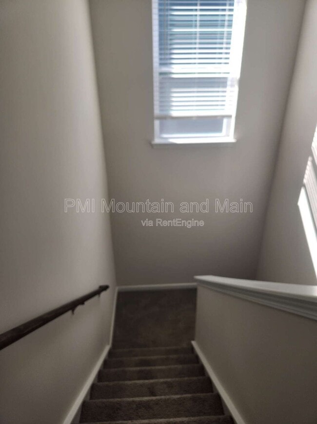 Building Photo - 568 Country Oak Dr