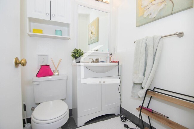 Building Photo - Beautiful 3 Bedroom Available 9/1/26