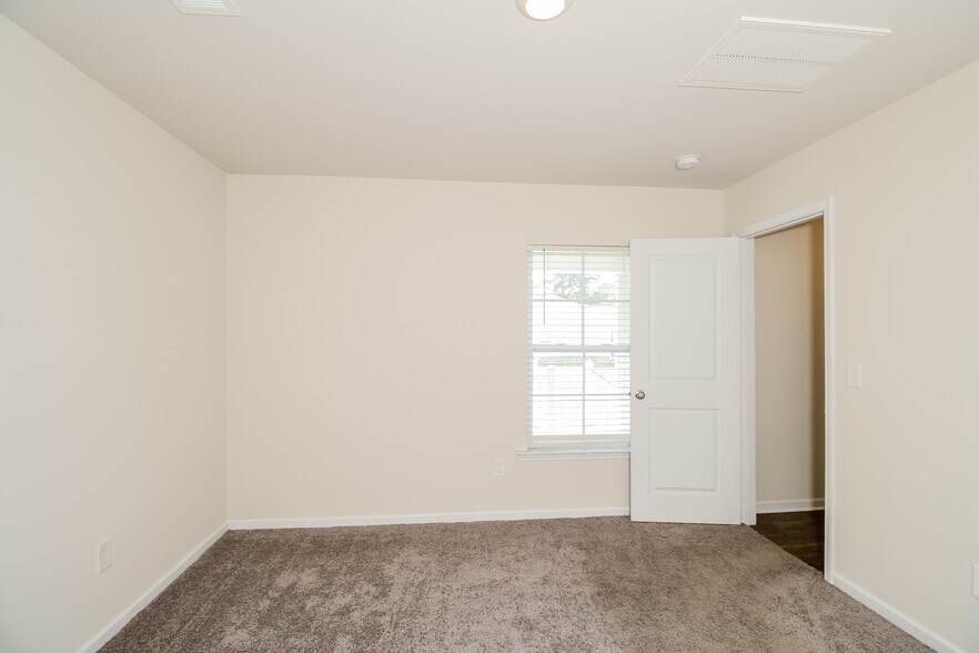 Building Photo - 1907 Bay St