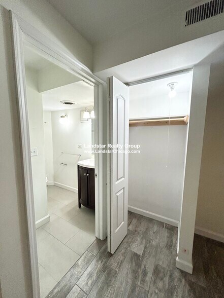 Building Photo - 1160 N La Salle Dr