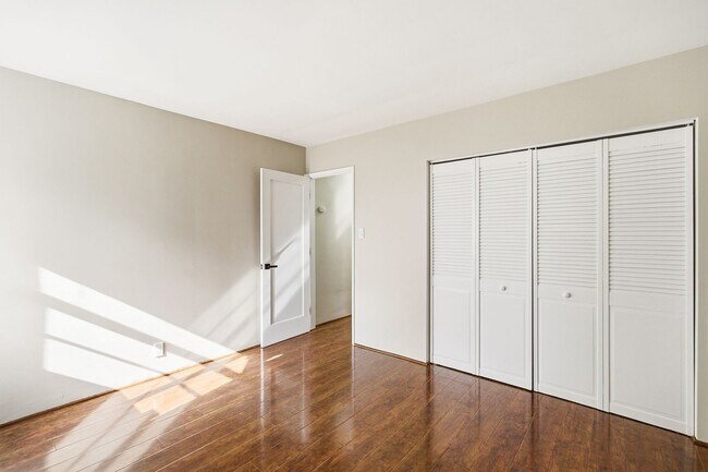 Building Photo - 12334 Moorpark St