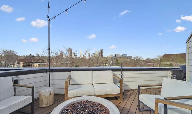 Building Photo - 2870 Tremont Pl