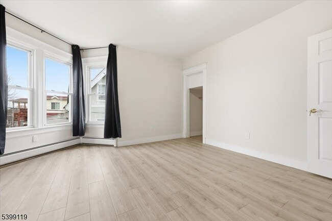 Building Photo - 162 Walnut St