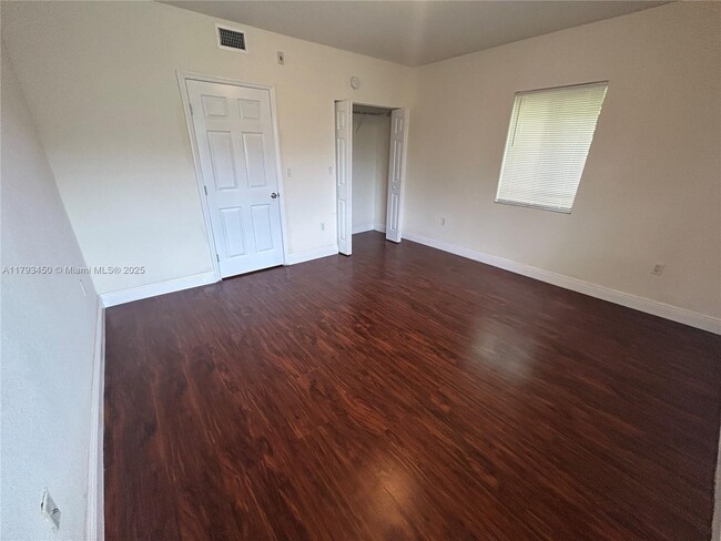 Building Photo - 2880 Pine Tree Dr