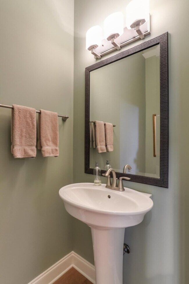 Building Photo - Stylish Germantown Townhome - Walkable Neighborhood