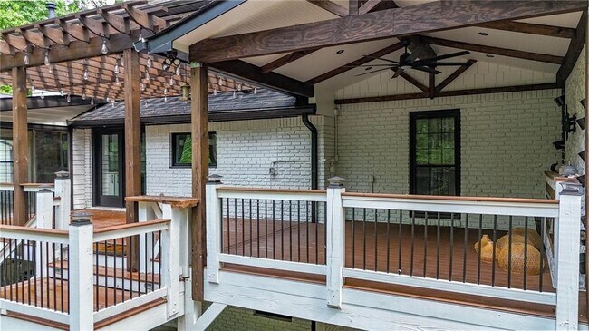 Building Photo - 3270 Brookview Dr