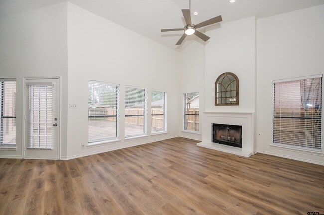 Building Photo - 5819 Hollytree Dr