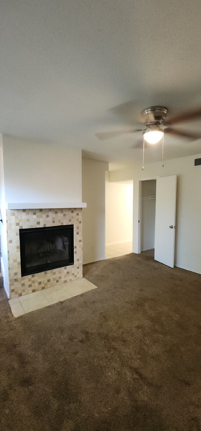 Building Photo - Now Leasing Charming 2 bedroom Townhome with garage & fenced backyard.  – 9110 White Settlement R...