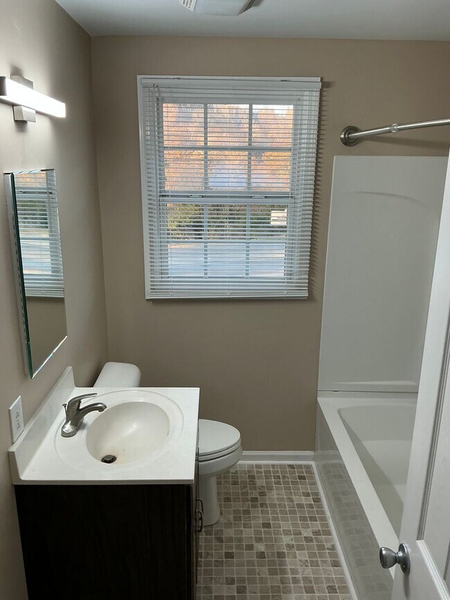 Building Photo - 220 Crossland Ave