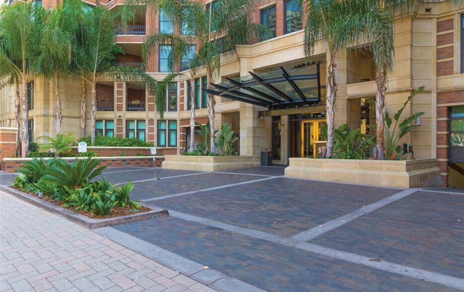 Front of Bldg. - 500 W Harbor Dr