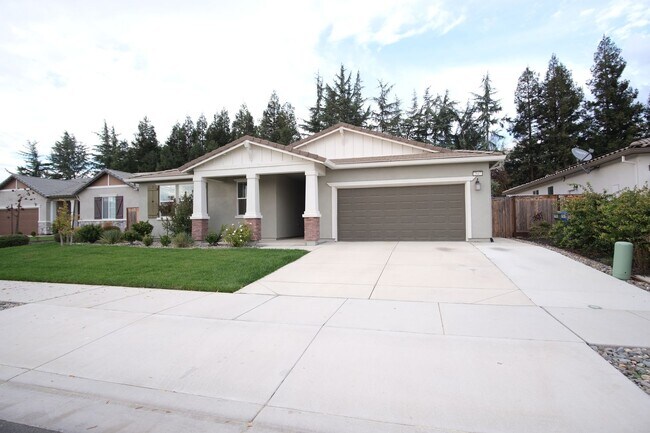 Building Photo - Stunning 4-bedroom 2.5 bathroom