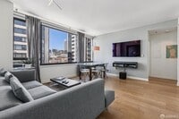 Building Photo - 260 King St