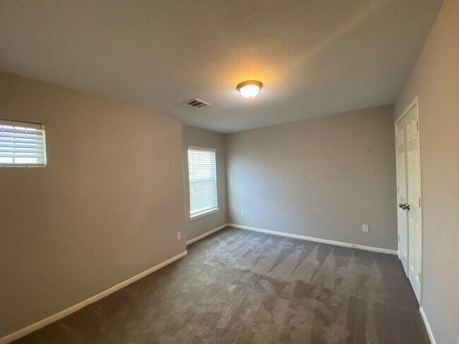 Building Photo - 125 Camelot Pl Ct