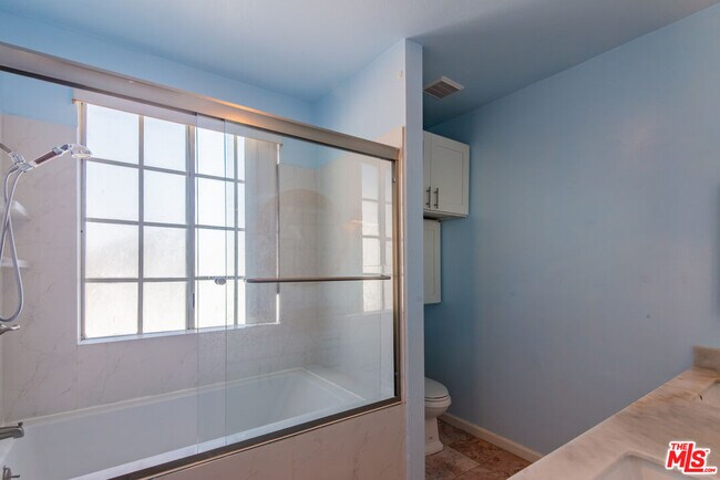Building Photo - 458 N Oakhurst Dr