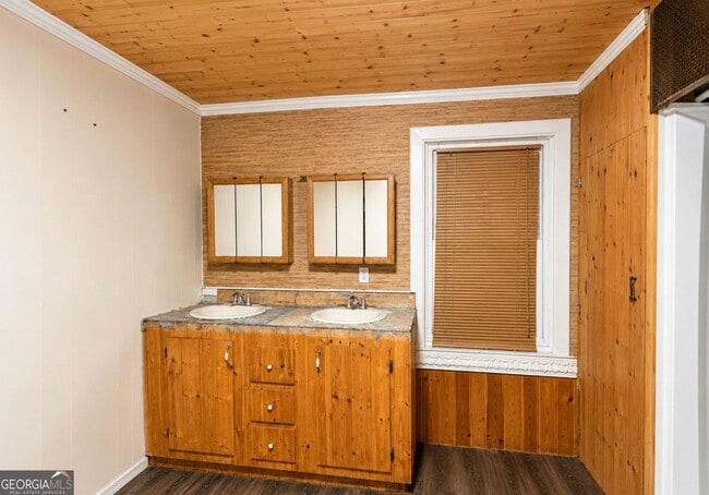 Building Photo - 6285 Pond St