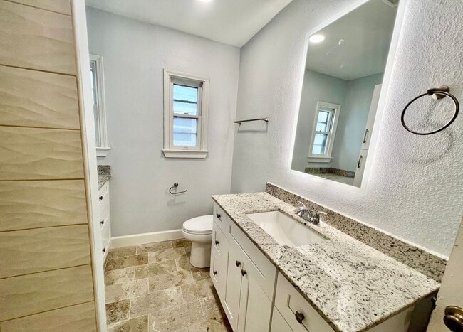 Building Photo - AMAZING 2 Bedroom / 1 Bath Home!
