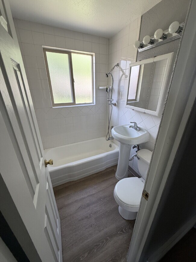 Building Photo - Freshly Updated 1-Bedroom Apartment in Denver – Move-In Ready!
