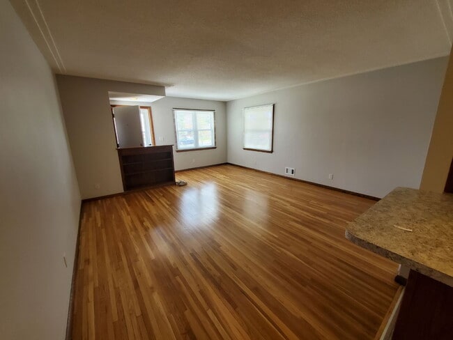 Building Photo - 2 bedroom with office - Check out video tour