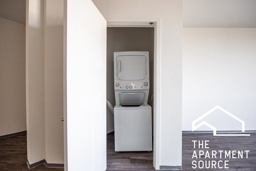 Building Photo - 2340 N California Ave