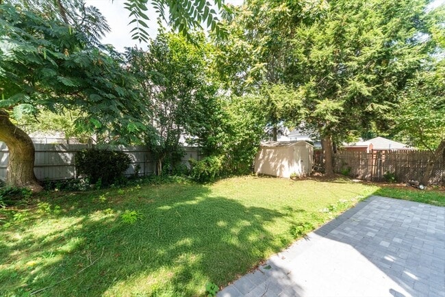 Building Photo - 333 Vermont St