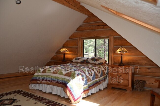 Building Photo - 1500 E Iris Trail