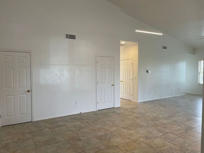Building Photo - 3Bdm 3Ba close to U of A! must see!