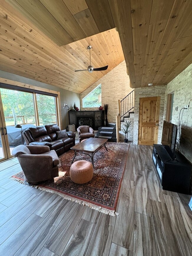 Building Photo - 231 E Rabbit Ct