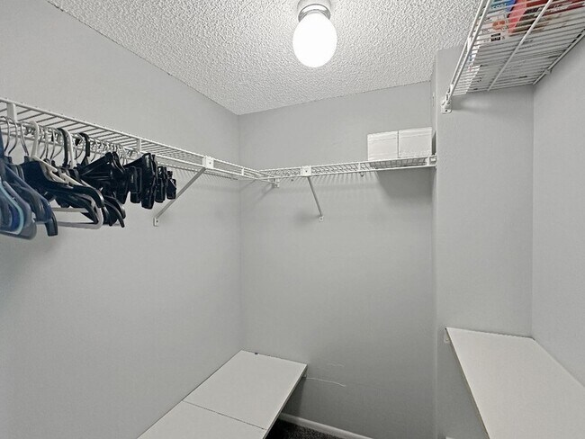 Building Photo - 535 Oaks Dr