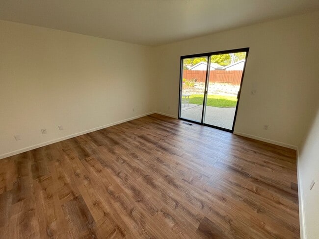 Building Photo - Spacious three bedroom home in desirable Windsor neighborhood!