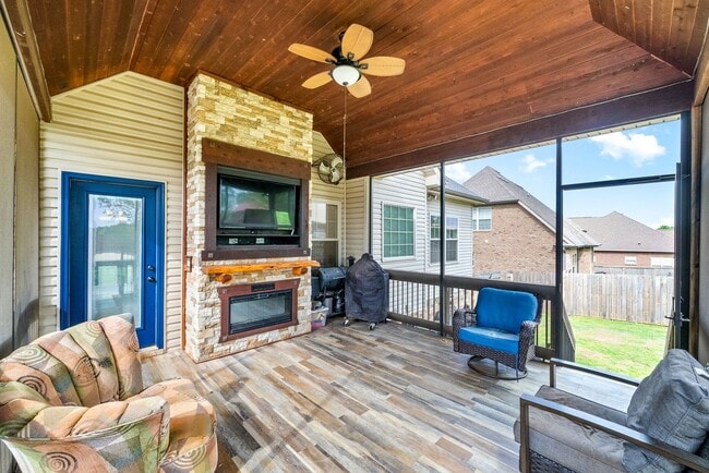 Building Photo - Spacious 4-Bedroom Home with Dual Living A...