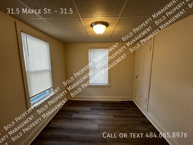 Building Photo - 31.5 Maple St
