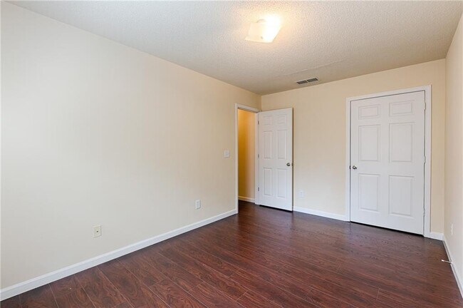 Building Photo - 31 Middlebrook Dr