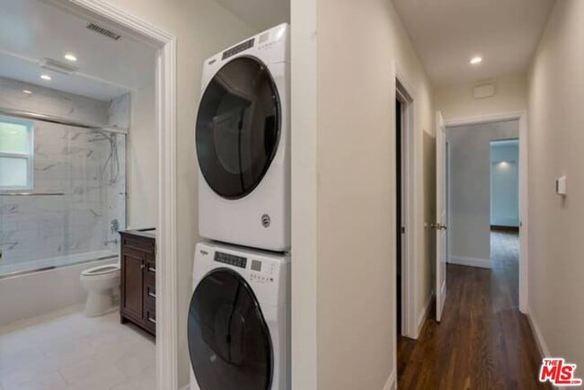 Building Photo - 10634 Wellworth Ave