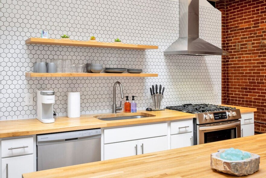 Building Photo - 120 E 13th St