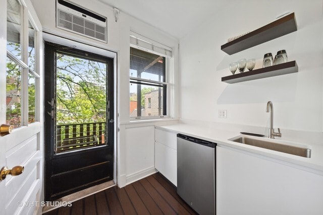 Building Photo - 556 W Roscoe St