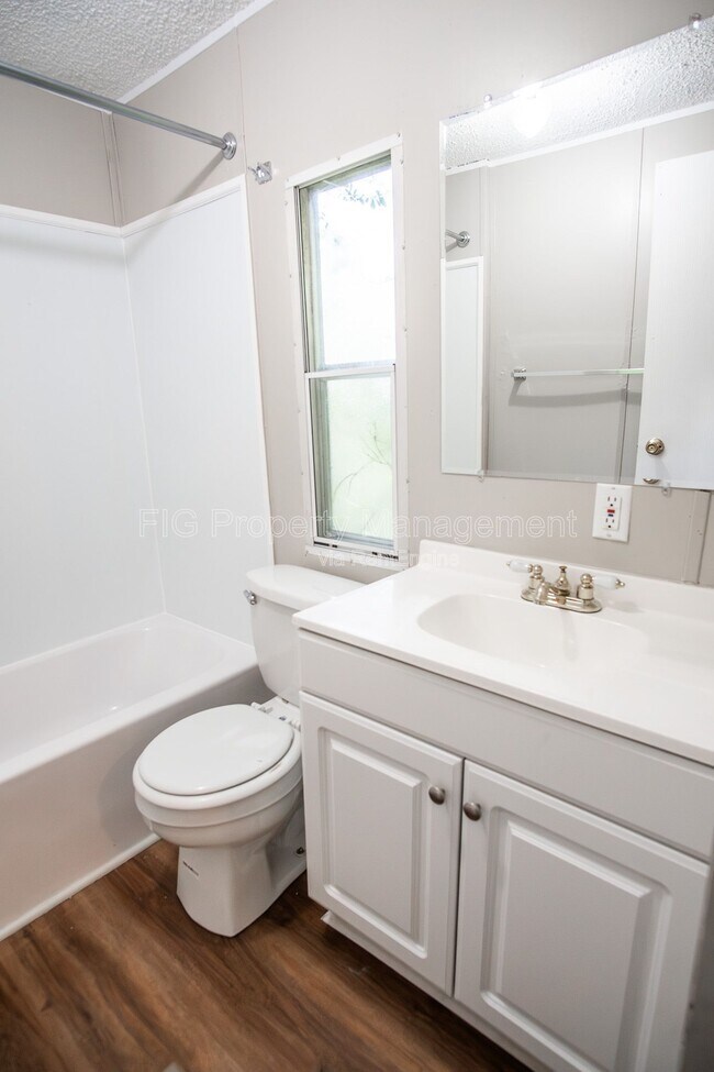 Building Photo - 821 Hillvale Rd