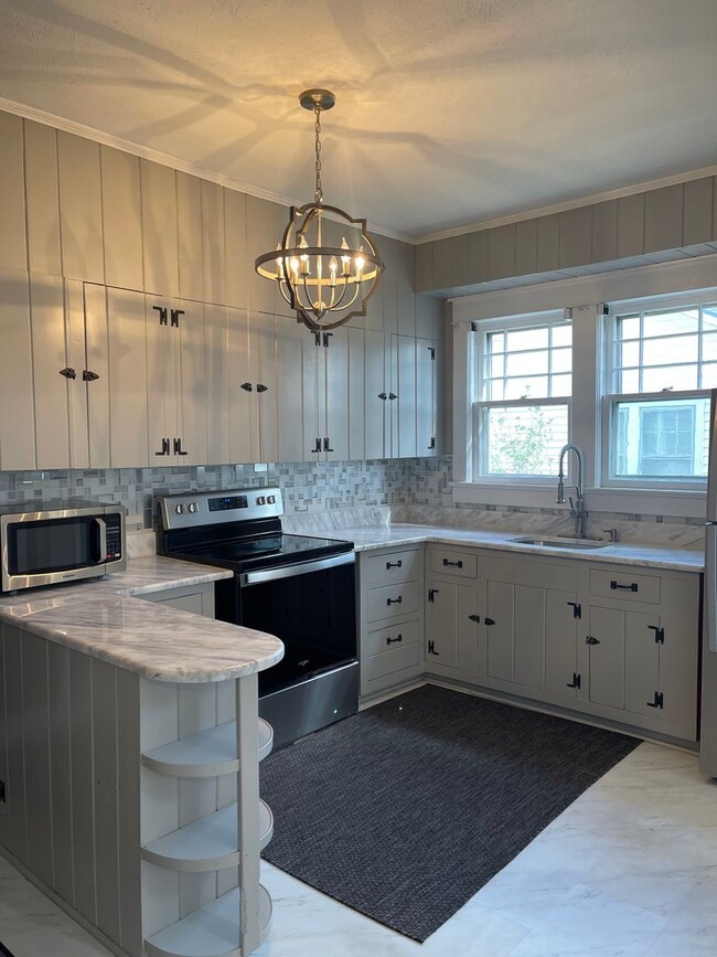 Building Photo - ?? COMING SOON ?? Charming 3 Bed / 1 Bath ...