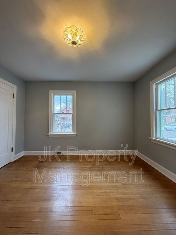 Building Photo - 115 16th St N