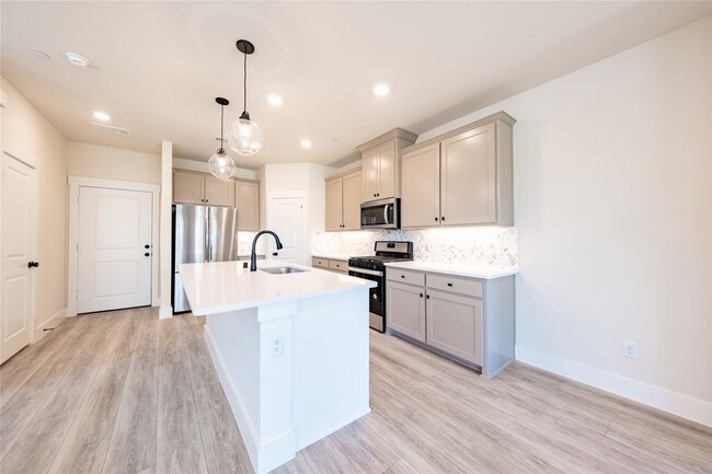 Building Photo - 813 Emerling Dr