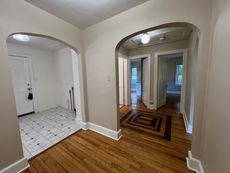 Building Photo - 2601 Stratford Dr