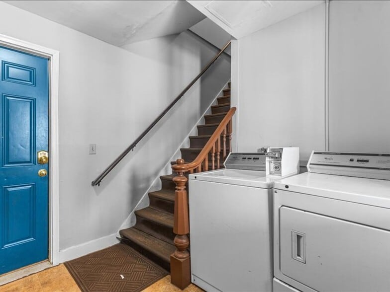 Building Photo - 158 Main St