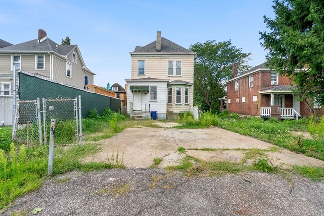 Building Photo - Spacious 4 Bed, 1 Bath Home w/ Bonus Rooms, Off-Street Parking - Available Now in Sheraden!